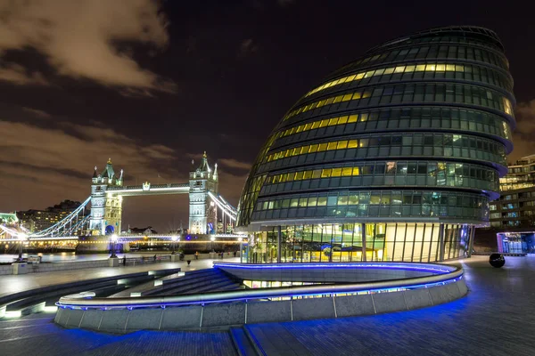 Tower Bridge ve Belediye Binası'nda gece, Londra, İngiltere.