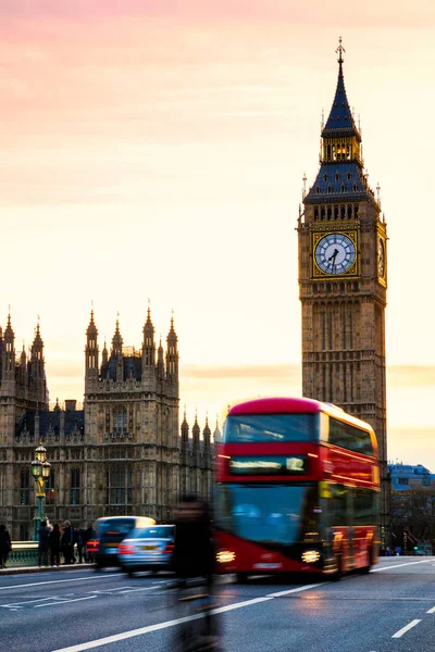 Großer Ben mit den Häusern des Parlaments und einem roten Doppeldeckerbus — Stockfoto