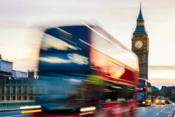 Londres, no Reino Unido. ônibus vermelho em movimento e Big Ben, o Palácio de Wes — Fotografia de Stock