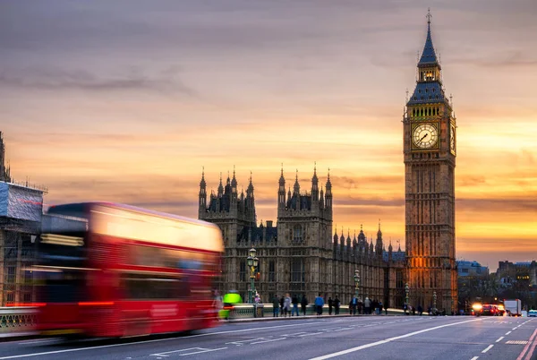 Londen, het Verenigd Koninkrijk. Rode bus in beweging en de Big Ben, het paleis van Wes — Stockfoto