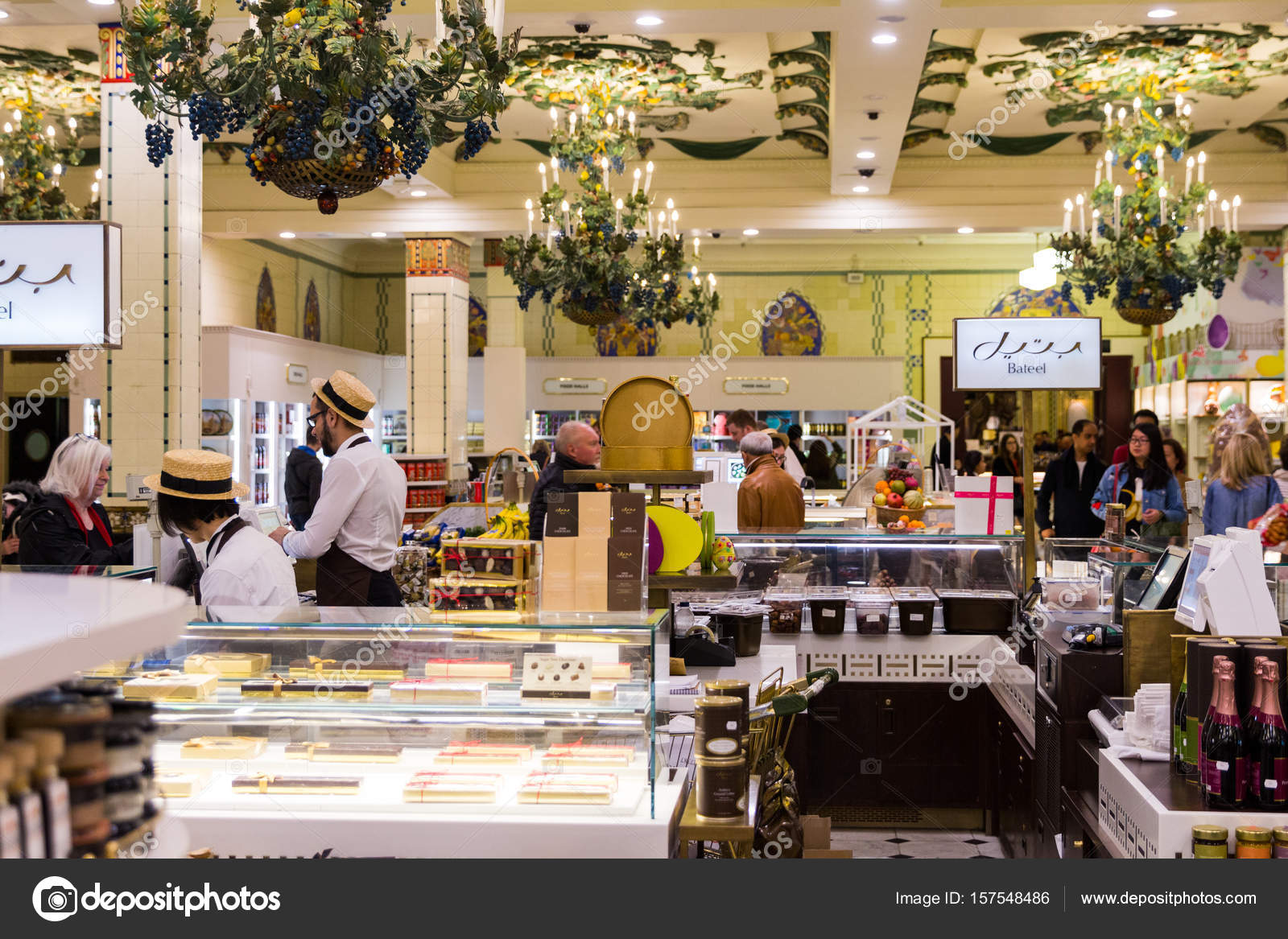 London, England - 4. April 2017: Harrods Kaufhaus Interieur, Bonbons ... London, England - 4. April 2017: Harrods Kaufhaus Interieur, Bonbons ...