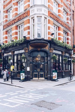 Londra, İngiltere - 1 Nisan 2017: Cephe Greene Kral, merkezi Londra'da tipik İngiliz pub