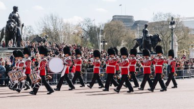 Londra, İngiltere - 4 Nisan 2017: Kraliyet muhafızları geçit töreni sırasında Buckingham Palace yakınındaki korumalar töreni geleneksel değiştirilmesi. Bu tören Londra'nın en popüler turistik..
