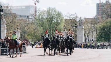 Londra, İngiltere - 4 Nisan 2017: Kraliyet muhafızları geçit töreni sırasında Buckingham Palace yakınındaki korumalar töreni geleneksel değiştirilmesi. Bu tören Londra'nın en popüler turistik..