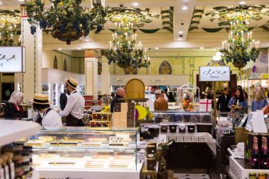 Londra, İngiltere - 4 Nisan 2017: Harrods mağazası alan iç, şeker ve tatlılar. Harrods Avrupa, Londra, İngiltere, İngiltere'de en büyük bölümü deposunda olduğunu