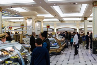Londra, İngiltere - 4 Nisan 2017: Harrods mağazası iç, gıda alan Londra, İngiltere'de 4 Nisan 2017 üzerinde kişi ile. Harrods Avrupa'nın en büyük bölümü deposudur.