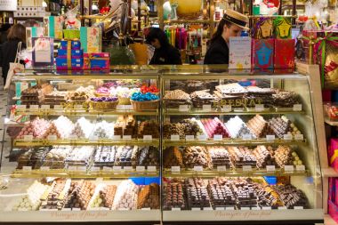 Londra, İngiltere - 4 Nisan 2017: Harrods mağazası alan iç, şeker ve tatlılar. Harrods Avrupa, Londra, İngiltere, İngiltere'de en büyük bölümü deposunda olduğunu