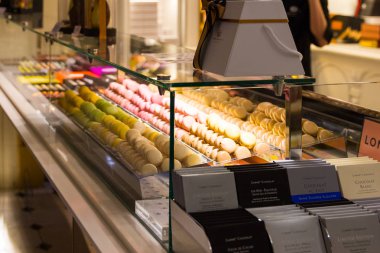 Londra, İngiltere - 4 Nisan 2017: Harrods mağazası alan iç, şeker ve tatlılar. Harrods Avrupa, Londra, İngiltere, İngiltere'de en büyük bölümü deposunda olduğunu