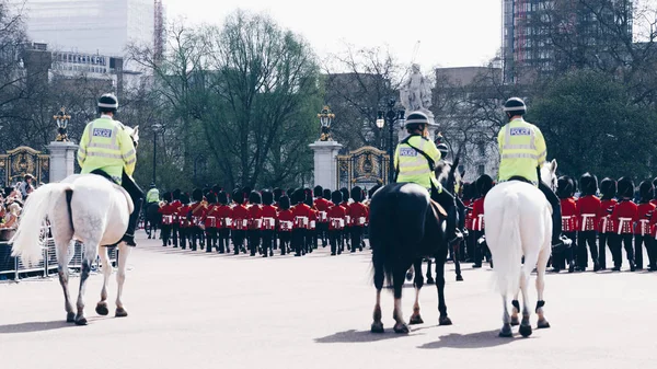 伦敦，英国-2017 年 4 月 4 日-守卫改变，白金汉宫，伦敦，英国 — 图库照片