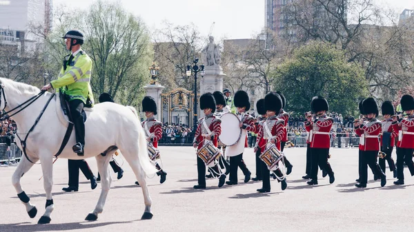 Londres, Inglaterra - 4 de abril de 2017 - el cambio de guardia en el Palacio de Buckingham, Londres, Reino Unido . —  Fotos de Stock