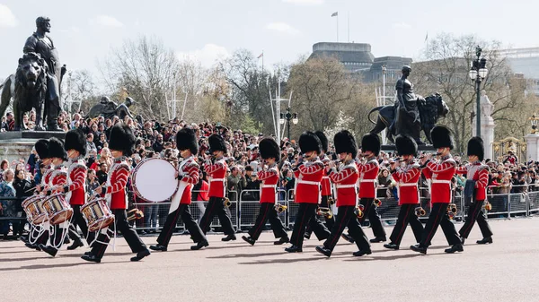 London, england - 4. April 2017: Parade der königlichen Garden während der traditionellen Wachablösezeremonie in der Nähe von Buckingham Palace. diese zeremonie ist eine der beliebtesten touristenattraktionen in london. — Stockfoto