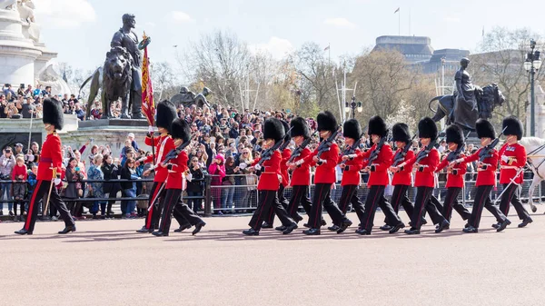 London, england - 4. April 2017: Parade der königlichen Garden während der traditionellen Wachablösezeremonie in der Nähe von Buckingham Palace. diese zeremonie ist eine der beliebtesten touristenattraktionen in london. — Stockfoto