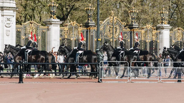 Londres, Inglaterra - 4 de abril de 2017: Desfile de la Guardia Real durante la tradicional ceremonia de Cambio de Guardia cerca del Palacio de Buckingham. Esta ceremonia es una de las atracciones turísticas más populares de Londres . —  Fotos de Stock