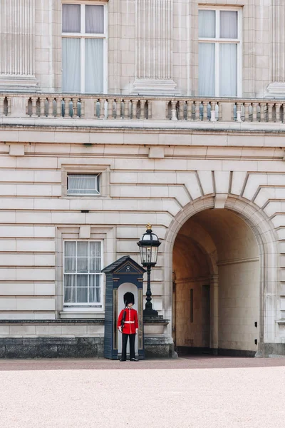 Londres, Inglaterra - 4 de abril de 2017: Guardia de la Reina en el Palacio de Buckingham . —  Fotos de Stock