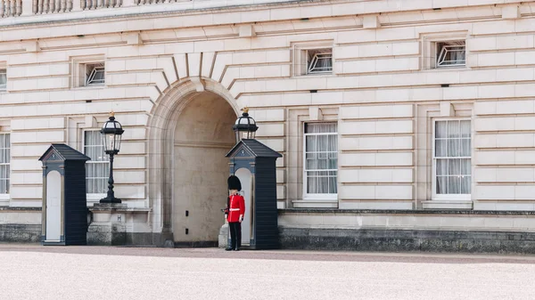 Londres, Inglaterra - 4 de abril de 2017: Guardia de la Reina en el Palacio de Buckingham . —  Fotos de Stock