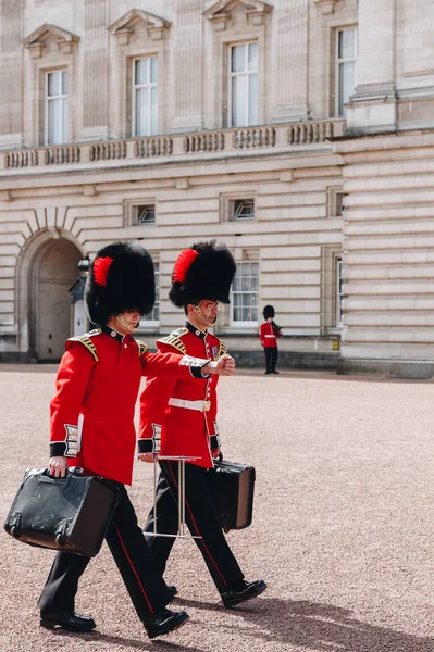 Londres, Inglaterra - 4 de abril de 2017 - el cambio de guardia en el Palacio de Buckingham, Londres, Reino Unido . —  Fotos de Stock