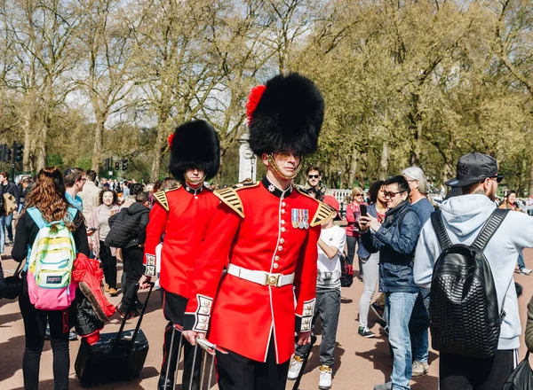 Londra, Inghilterra - 4 aprile 2017 - il cambio della guardia a Buckingham Palace, Londra, Regno Unito . — Foto Stock