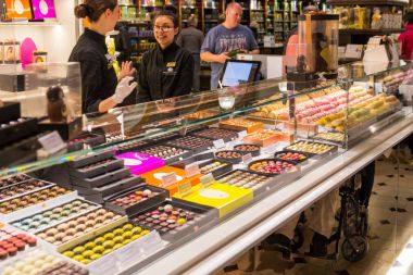 Londra, İngiltere - 4 Nisan 2017: Harrods mağazası alan iç, şeker ve tatlılar. Harrods Avrupa, Londra, İngiltere, İngiltere'de en büyük bölümü deposunda olduğunu