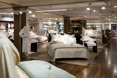 Londra, İngiltere - 4 Nisan 2017: Ünlü Harrods mağazası üzerinde 4 Nisan 2017 Knightsbridge Londra, İngiltere, iç. Harrods Avrupa'nın en büyük bölümü deposudur.