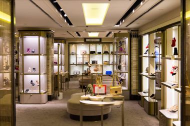 Londra, İngiltere - 4 Nisan 2017: Ünlü Harrods mağazası üzerinde 4 Nisan 2017 Knightsbridge Londra, İngiltere, iç. Harrods Avrupa'nın en büyük bölümü deposudur.