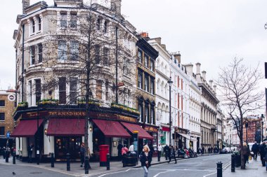 Londra, İngiltere - 4 Nisan 2017: Covent Garden market, Londra'da, restoranlar, barlar, Pazar tezgahları, mağazalar ve kamu eğlenceli bilinen ana turistik.