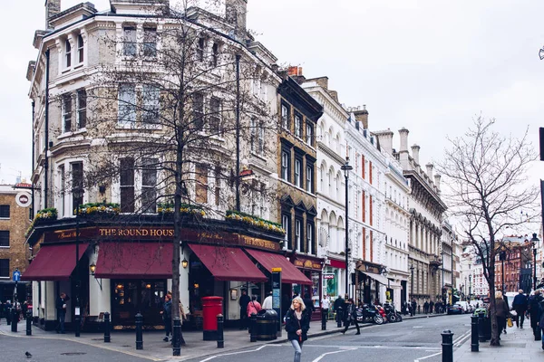 Londres, Inglaterra - 4 de abril de 2017: Covent Garden market, uma das principais atrações turísticas de Londres, conhecida como restaurantes, pubs, barracas de mercado, lojas e entretenimento público . — Fotografia de Stock