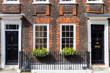 Familia ile merkezi Londra bölgesinde yer alan tipik sokak sahne