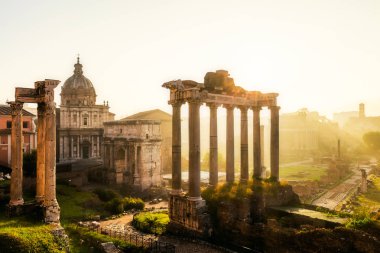 Roma Forumu. Roma Forumu 'nun gün doğumunda İtalya' da çekilmesi.