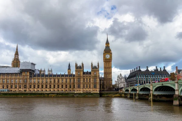 Big Ben ve Westminster Köprüsü Londra 'da.