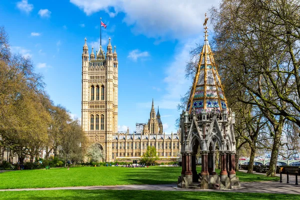 Westminster Abbey vista da Victoria tower gardens, Londra, Regno Unito — Foto Stock