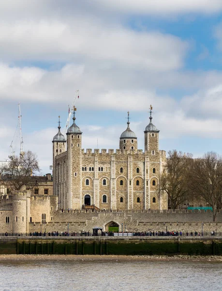 Torre de Londres situada en la orilla norte del río Támesis en —  Fotos de Stock