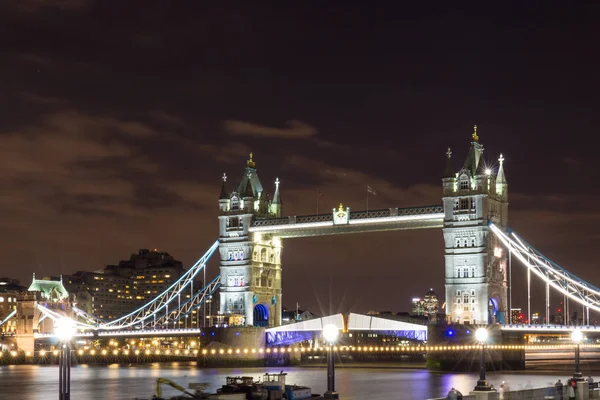 Geceleri aydınlatılan Londra tower bridge — Stok fotoğraf