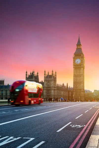Londres, el Reino Unido. Autobús rojo en movimiento y Big Ben, el Palacio de Wes — Foto de Stock