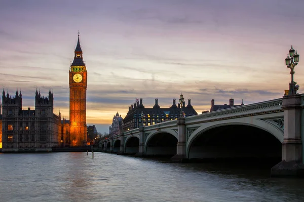 大本钟和威斯敏斯特大桥日落时，伦敦，英国 — 图库照片