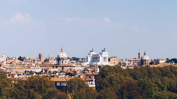 Panorámás kilátás nyílik a történelmi városközponttól Róma, Olaszország, a leadott — Stock Fotó