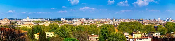 Skyline de Roma, Italia. Vista panorámica de la arquitectura de Roma y — Foto de Stock