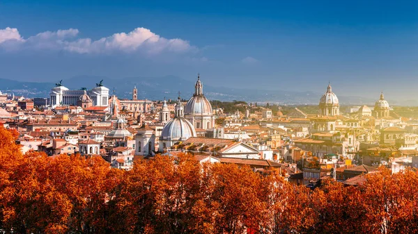 Vista panorâmica do outono sobre o centro histórico de Roma, Itália fr — Fotografia de Stock