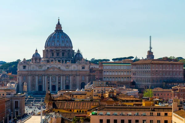 バチカン市国。サン ・ ピエトロ大聖堂。ローマおよび St のパノラマ ビュー — ストック写真