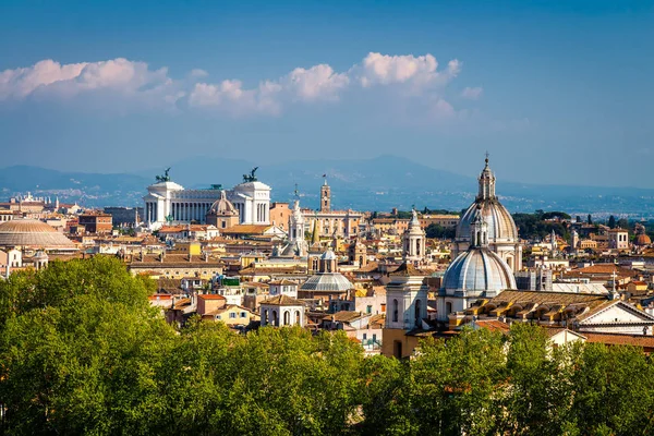 ローマ, イタリアのスカイライン。ローマ建築のパノラマの景色と — ストック写真