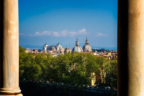 Uitzicht op het historische centrum van Rome met de klassieke historica — Stockfoto