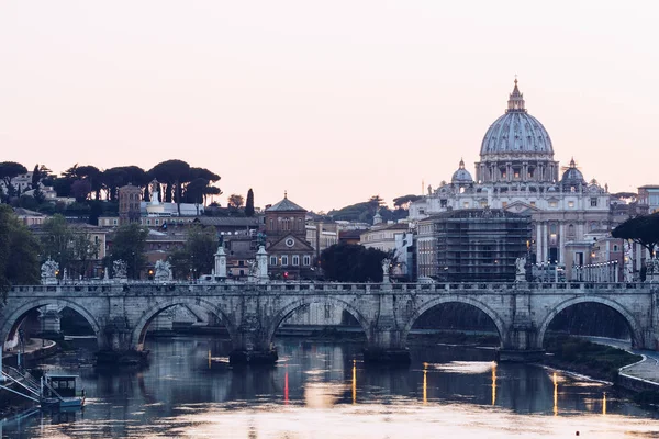 Ciudad del Vaticano. Basílica de San Pedro. Vista panorámica de Roma y St. — Foto de Stock