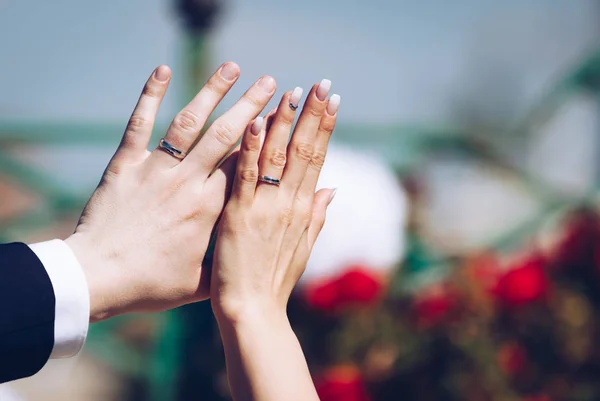 Руки молодоженов с обручальными кольцами — стоковое фото