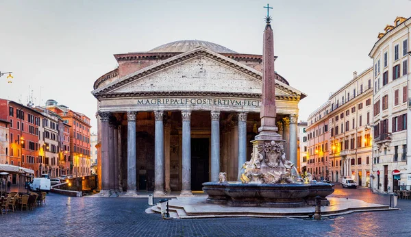 Pantheon, voormalige Romeinse tempel voor alle goden, nu een kerk en Fou — Stockfoto