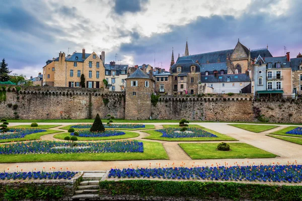 Mauern der antiken Stadt und die Gärten in Vannes. Bretagne (b). — Stockfoto