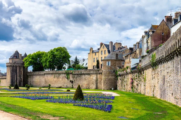 Mauern der antiken Stadt und die Gärten in Vannes. Bretagne (b). — Stockfoto