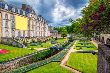 Chateau de l'Hermine kalenin içinde inşa edilmiş eski bir kale olduğunu kayboldu