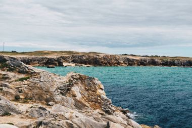 Rocky costline görünümünü Pointe du Percho, Quiberon Yarımadası, 