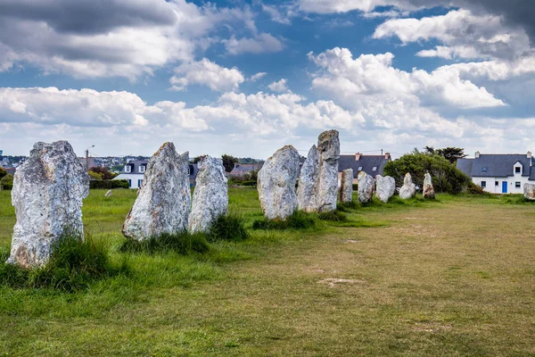 The alignment of standing stones known as Alignement de Menhirs — Stock Photo, Image