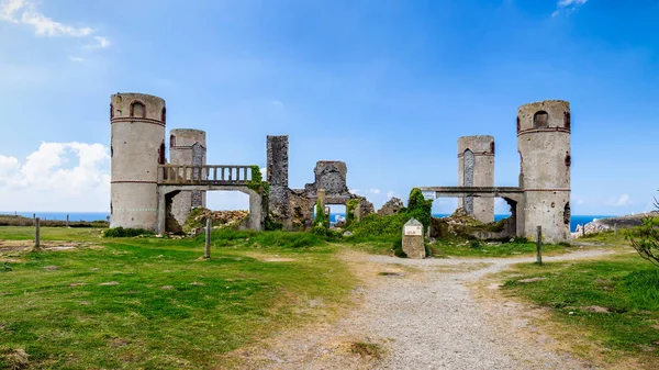 Ruínas do Manoir de Coecilian do poeta francês Saint-Pol-Ro — Fotografia de Stock