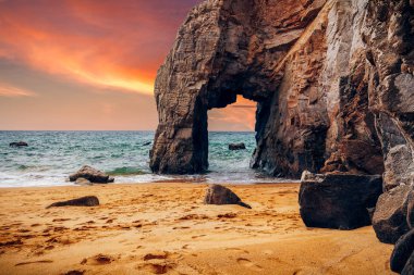 Muhteşem doğal kayalıklarla ve taş kemer Arche de bağlantı noktası Blanc bir